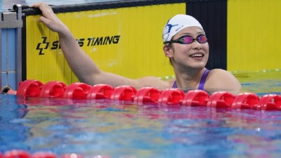 中国游泳小将余依婷，刷新世界纪录