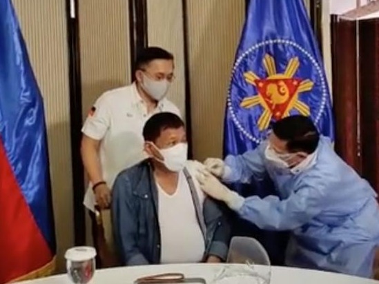 菲律宾总统杜特尔特接种中国新冠疫苗