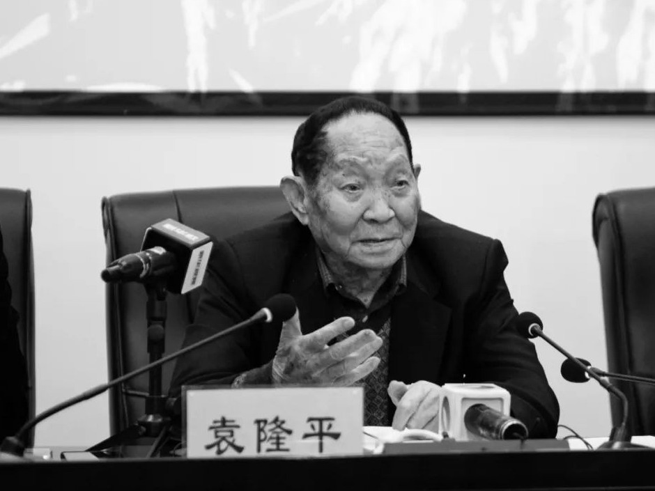 袁老一路走好 | 运送袁隆平遗体的车队抵达长沙殡仪馆