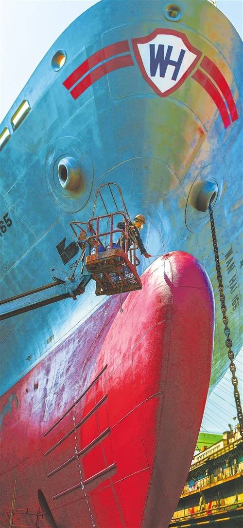 ③广东中国远洋海运重工员工为货轮烧焊检修、喷漆涂装。 邱新生摄（中经视觉）