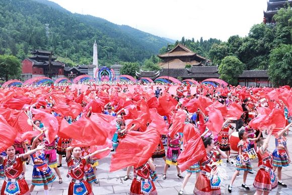 全国网媒记者走进彭水 观苗景赏歌舞沉醉“娇阿依”