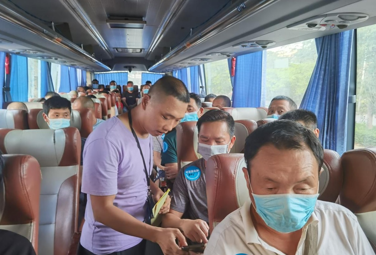 坚守接种疫苗一线喜提天然“项链”，龙城街道这位小伙觉得这是荣誉……