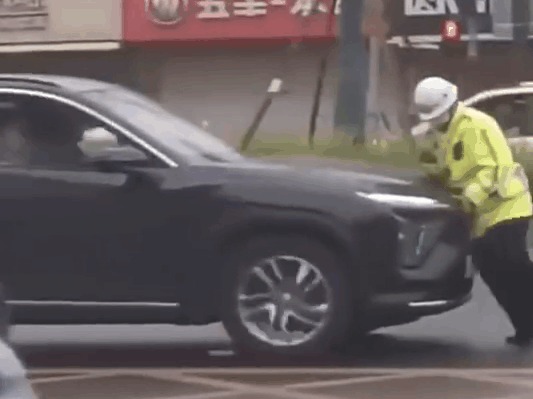 刑拘！男子抗拒执法，驾车顶行交警十余米