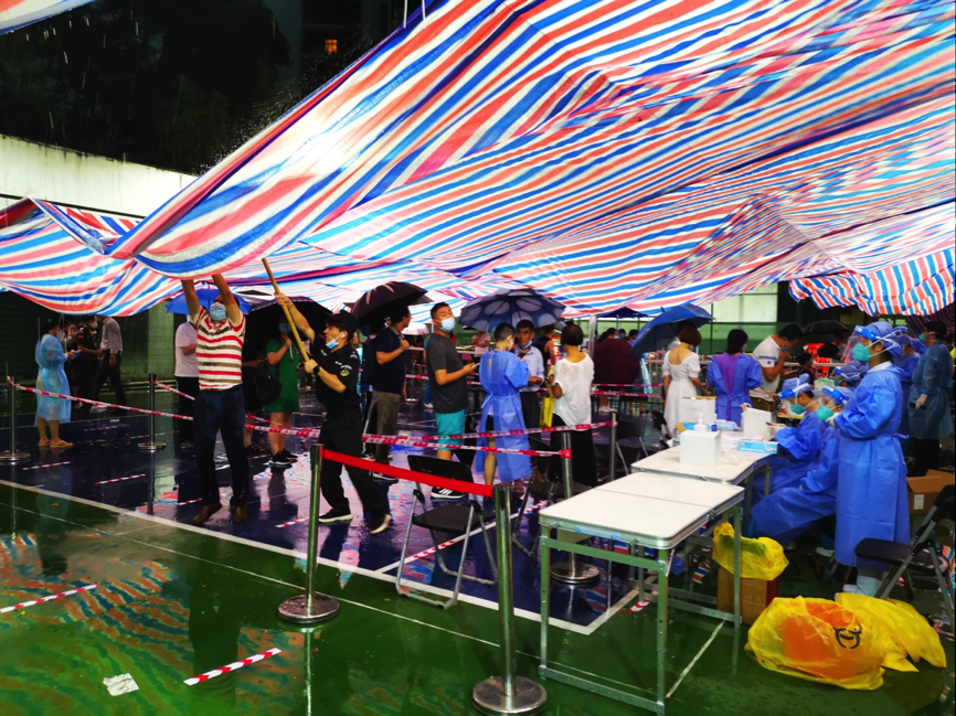 暴雨来袭，他们不后退！坂田街道各社区核酸采样点掠影