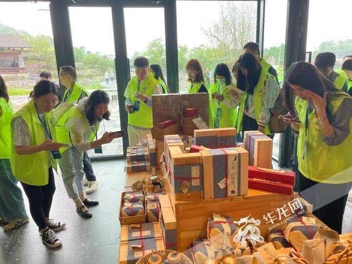 媒体记者在大观原点参观当地农副产品文创产品。华龙网-新重庆客户端记者 李成 摄