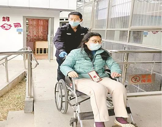 坪山公安分局综合服务大厅“零距离”服务群众