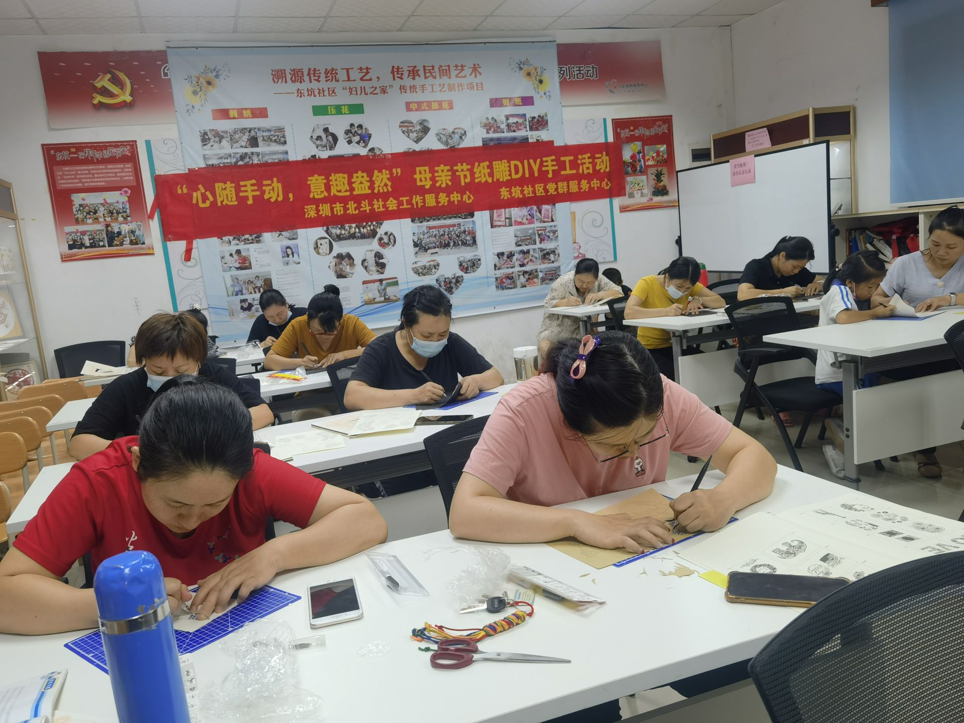 东坑社区妇女学习制作纸雕 感受传统文化艺术魅力