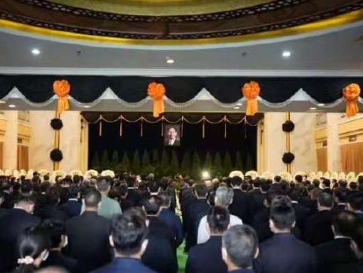 袁隆平送别仪式庄严肃穆，身上覆盖国旗