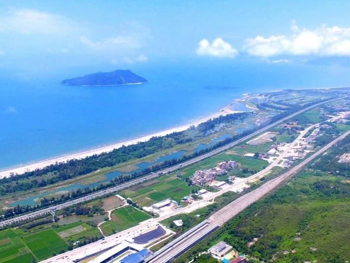 深汕特别合作区交通设施智慧管养 路牌桥梁贴上了二维码“身份证”