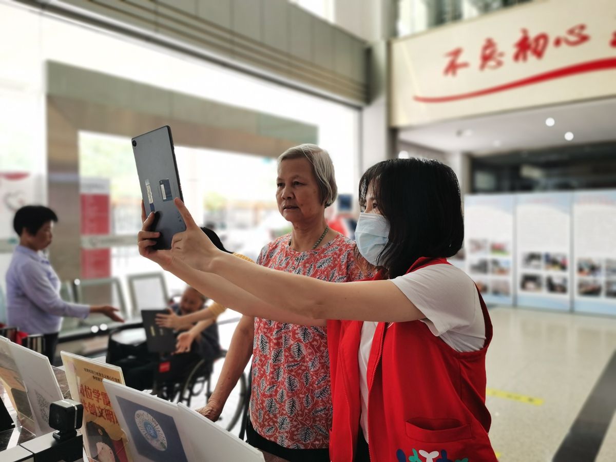 玉律社区手把手教老人线上认证高龄老人津贴资格              