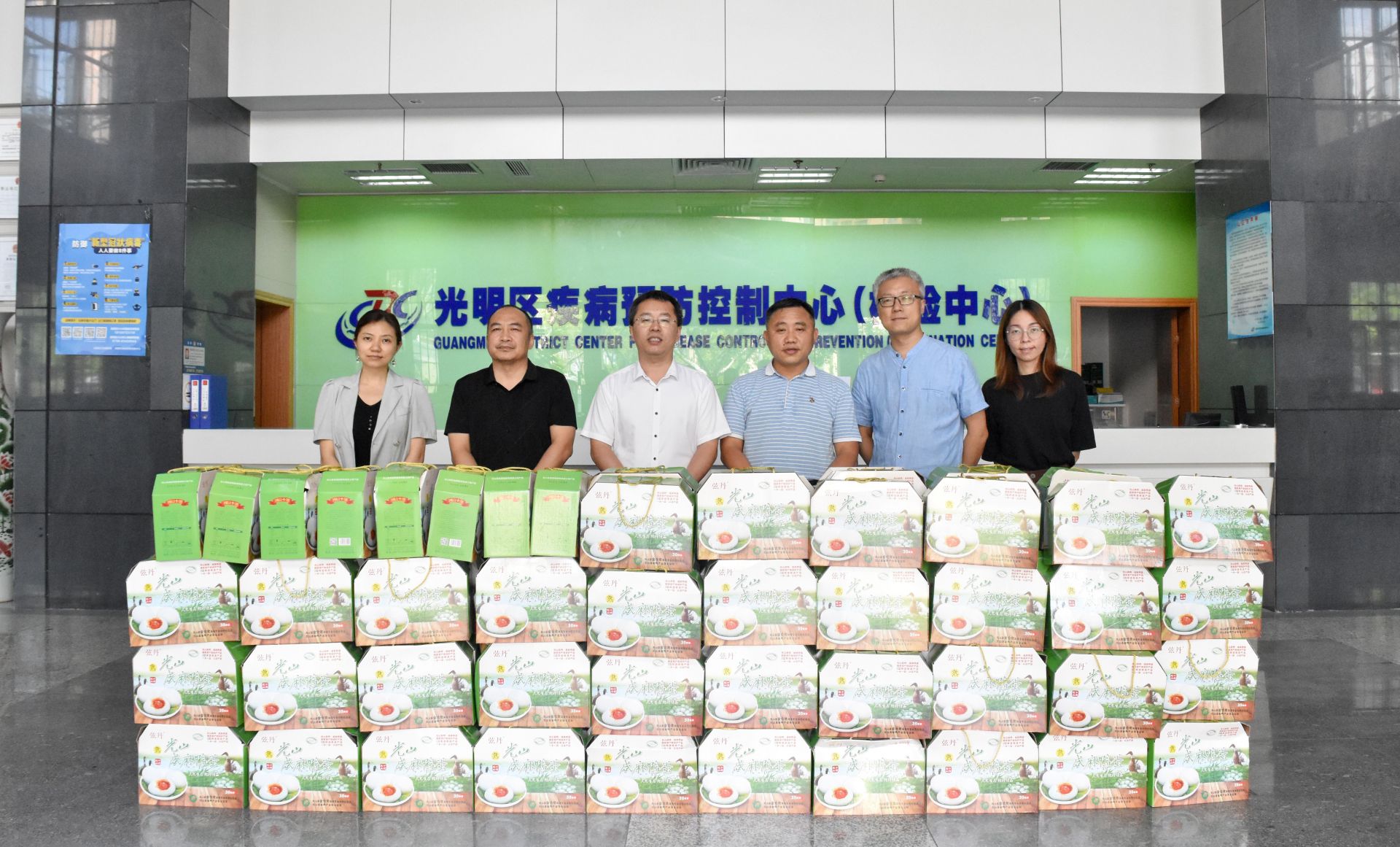 我为群众办实事 | 光明烙画购买革命老区产品慰问“疫”线战士