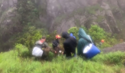 广东14名驴友因暴雨被困深山，消防彻夜搜救