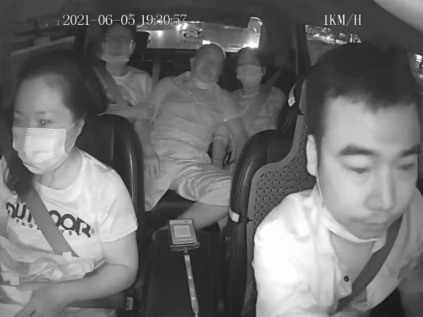 深圳的哥闯红灯只为送病重乘客  