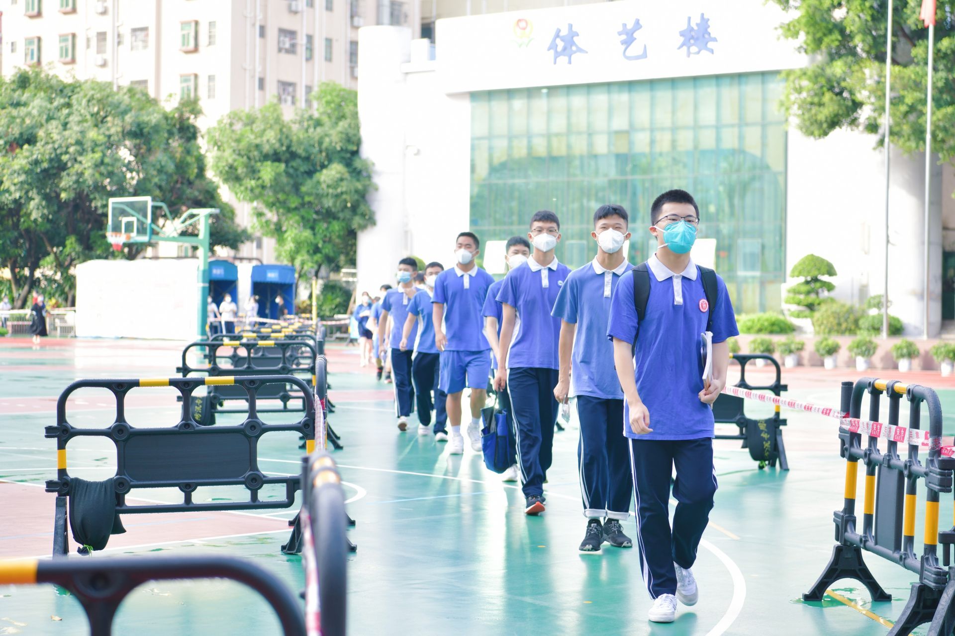 107名考生一个也不少！考场外鲜花迎接太暖心
