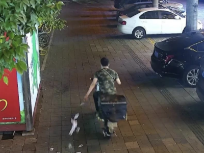 为发展“副业”，深圳一男子街头抛撒“小卡片”被行政拘留！