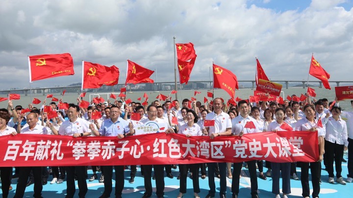 伶仃洋里，他们伴着港珠澳大桥上党史课
