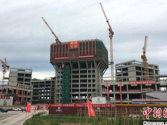 中国首个专业青蒿素研究中心结构封顶，预计明年8月竣工