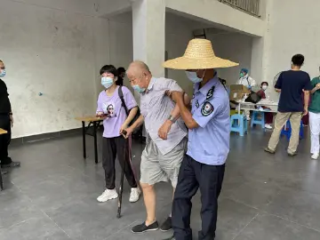 战疫路上，公明网格员暖心服务群众  