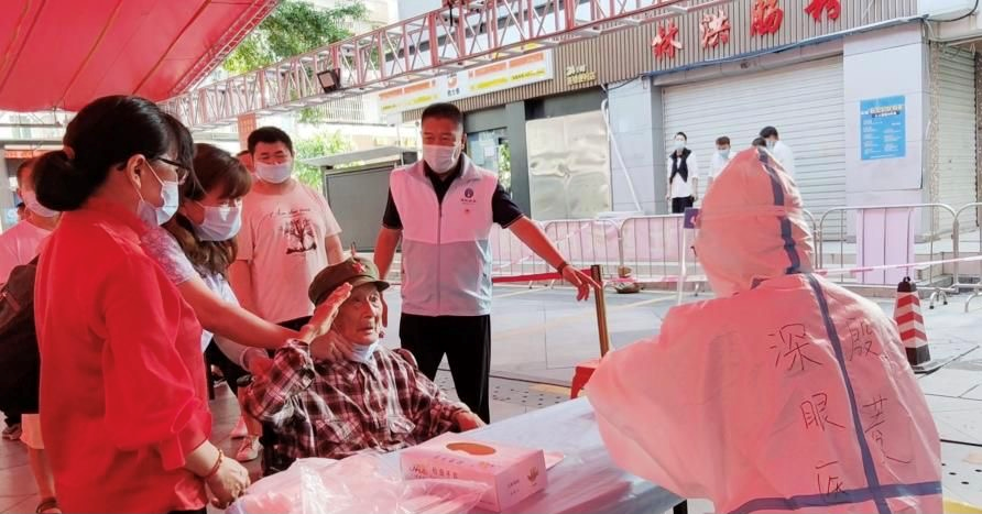 核酸采样现场，92岁的他一个动作令人动容              