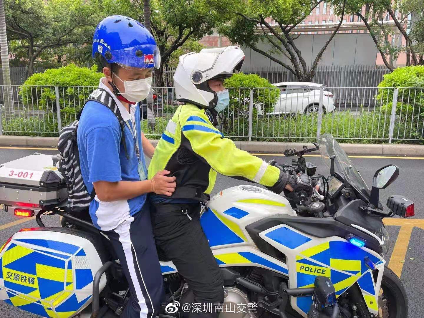 深圳交警护航中考：护送刚做完手术的考生，帮考生取遗忘的准考证