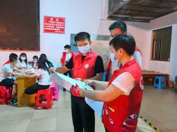 田寮社区居委委员何彩嫦领头冲锋疫情防控一线