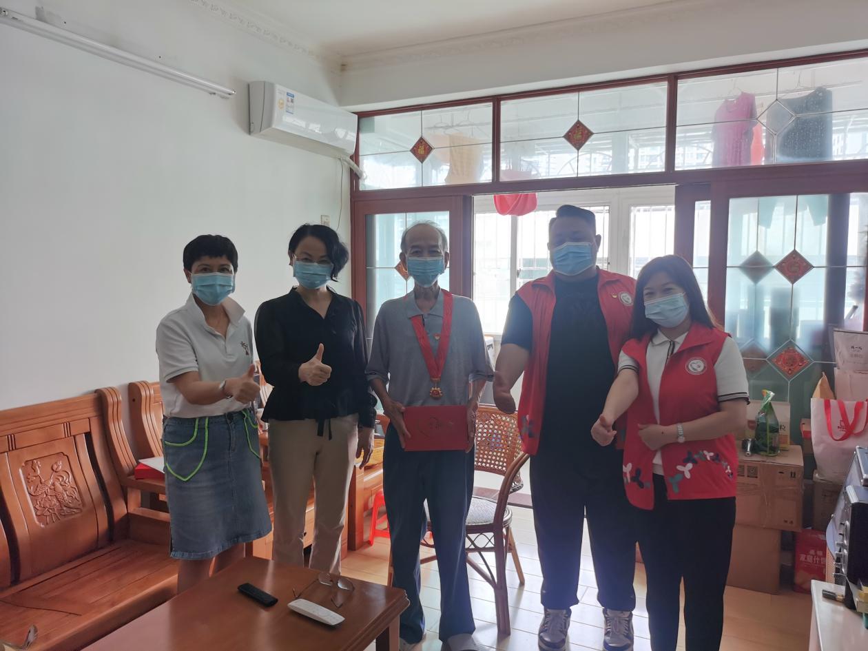 黄贝之声｜罗湖区政协副主席罗安娜走访慰问新谊社区困难老党员       