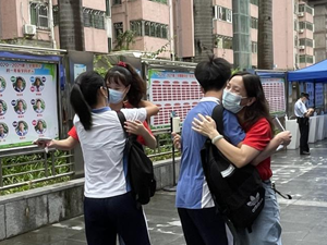 旗袍助威、鼓舞横幅、铁骑护考......罗湖9726名考生奔赴考场