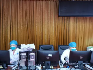 “白衣天使”如凤凰花在凤凰街道疫苗接种岗位全面绽放  