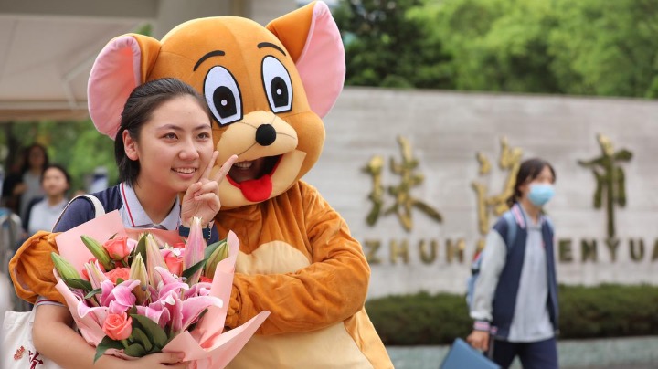 珠海中考今落幕，考场外这位妈妈一举动惹哭女儿……
