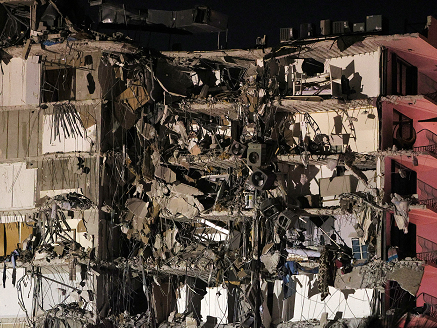 美国迈阿密公寓倒塌事故丨目前已造成至少一人死亡 近百人下落不明
