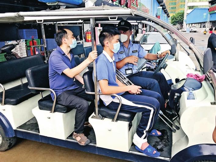 燕罗街道护送腿脚不便学生回家  