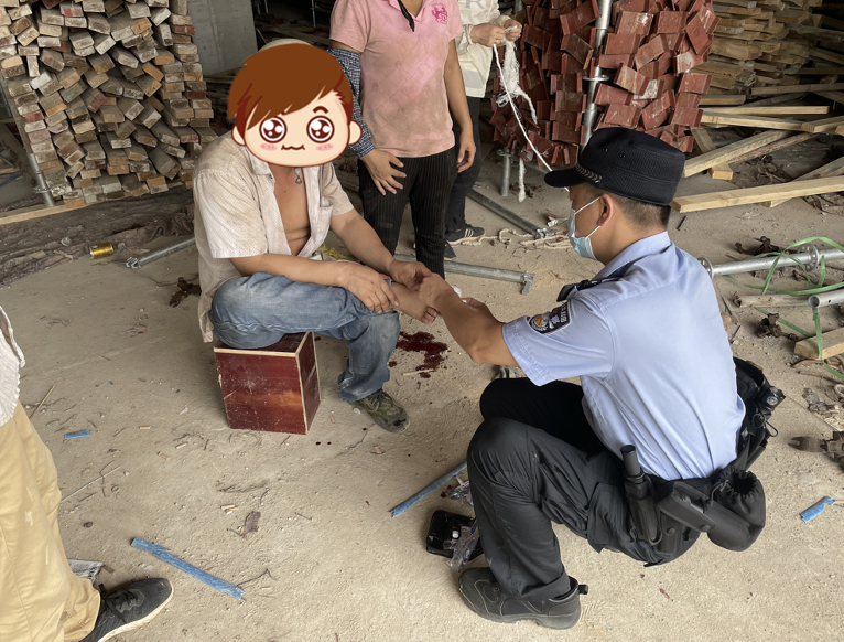 工人作业砸到脚后鲜血直流，光明巡逻警力及时救助暖人心