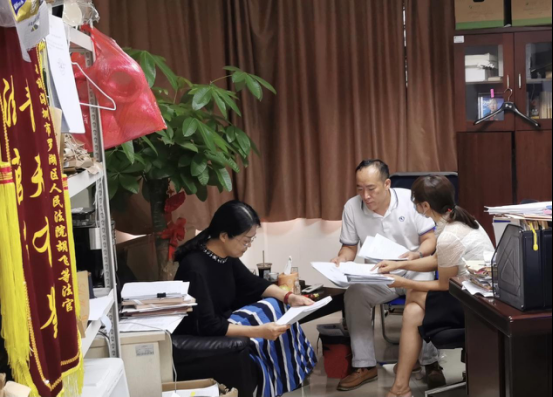 罗湖法院采用“新付款模式”集中向900余名投资人发放千万余元执行案款  