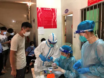 凤凰街道社区“三人小组”全力筑牢免疫屏障  