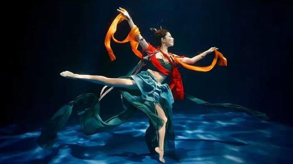被“偶像”华春莹点赞！“ 水下洛神”何灏浩：发出了土拨鼠尖叫