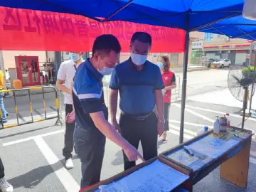 薯田埔社区党员干部风雨里筑牢防疫阵地