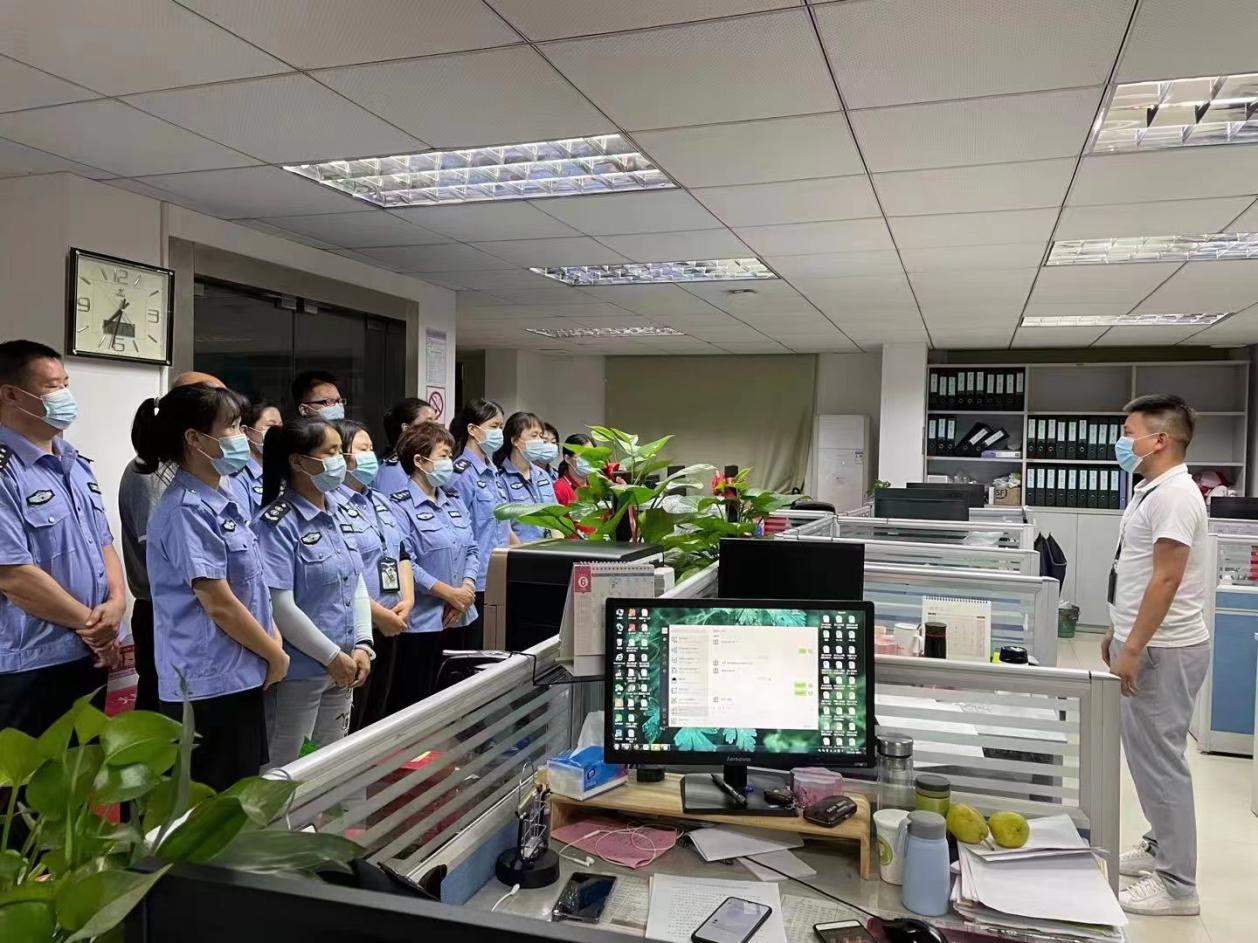 吉华抗疫人物丨这位网格员犹如行走的计算器