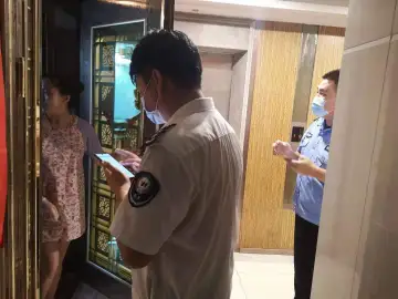 凤凰街道213名网格管理员“扫楼”宣传疫情防控知识