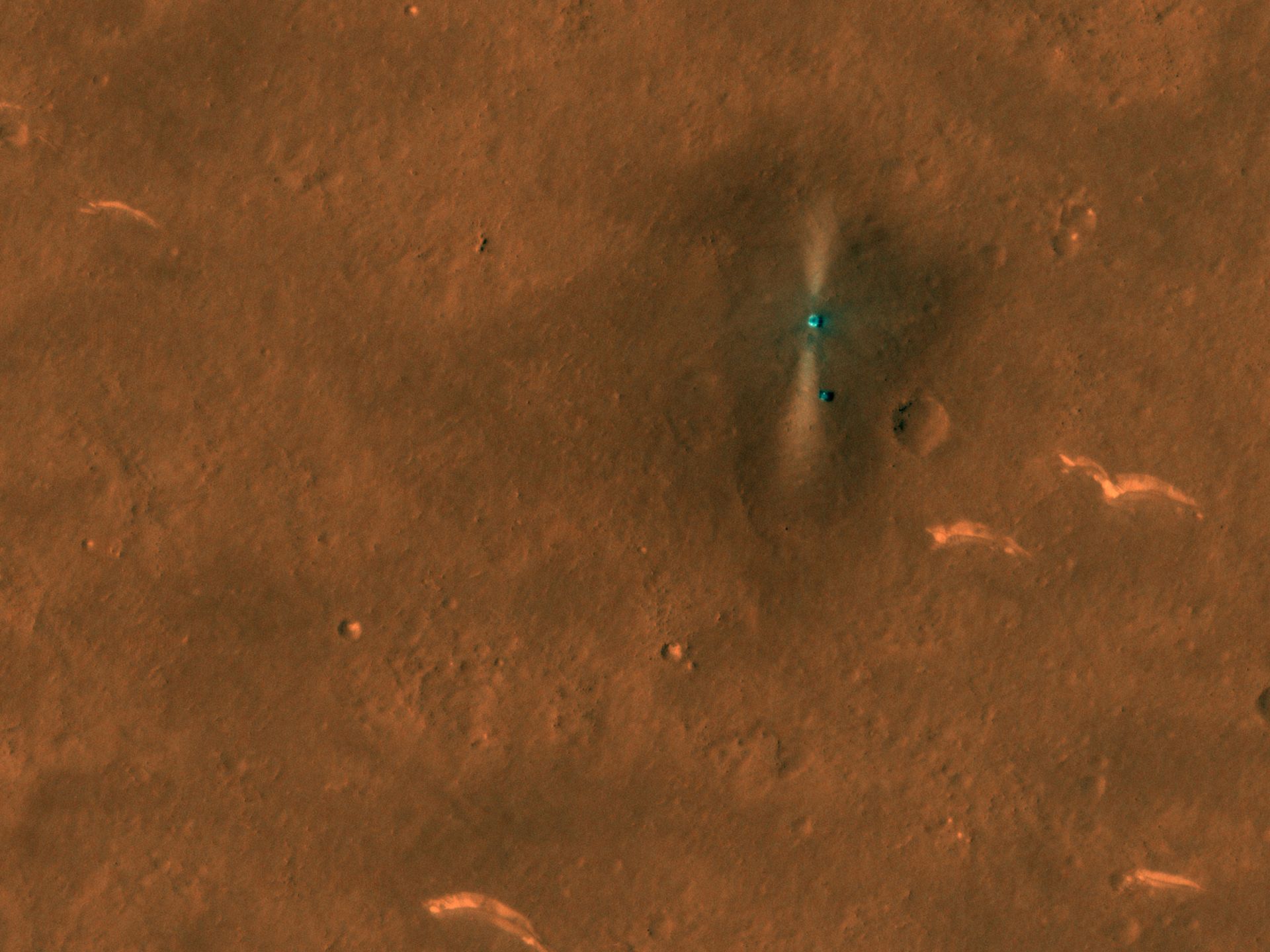美国亚利桑那大学HiRISE相机团队日前公布了他们拍到的“祝融号”火星车的照片。