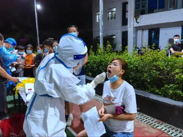 “我是党员，我能坚持！”光明区核酸检测现场画面让人动容