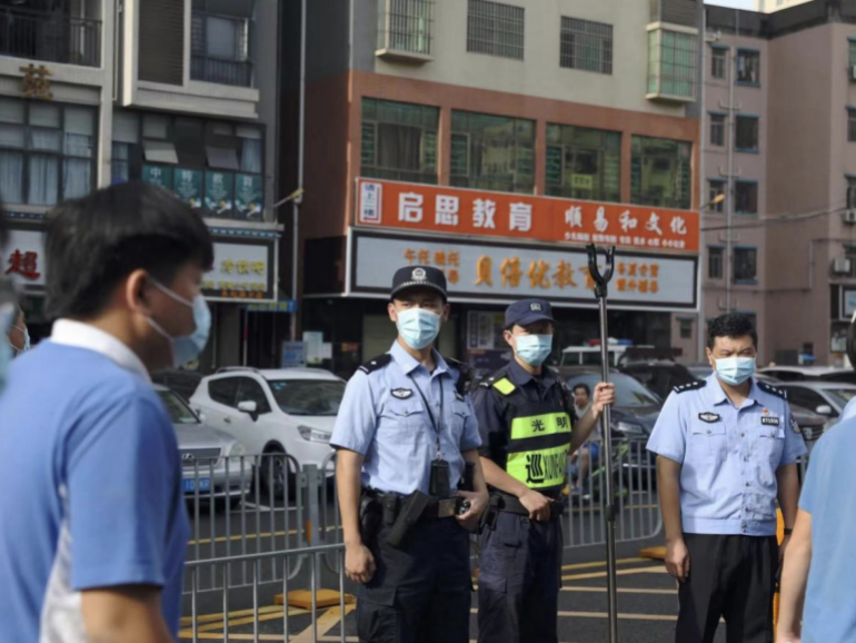 光明警方开启“护航模式”助力中考