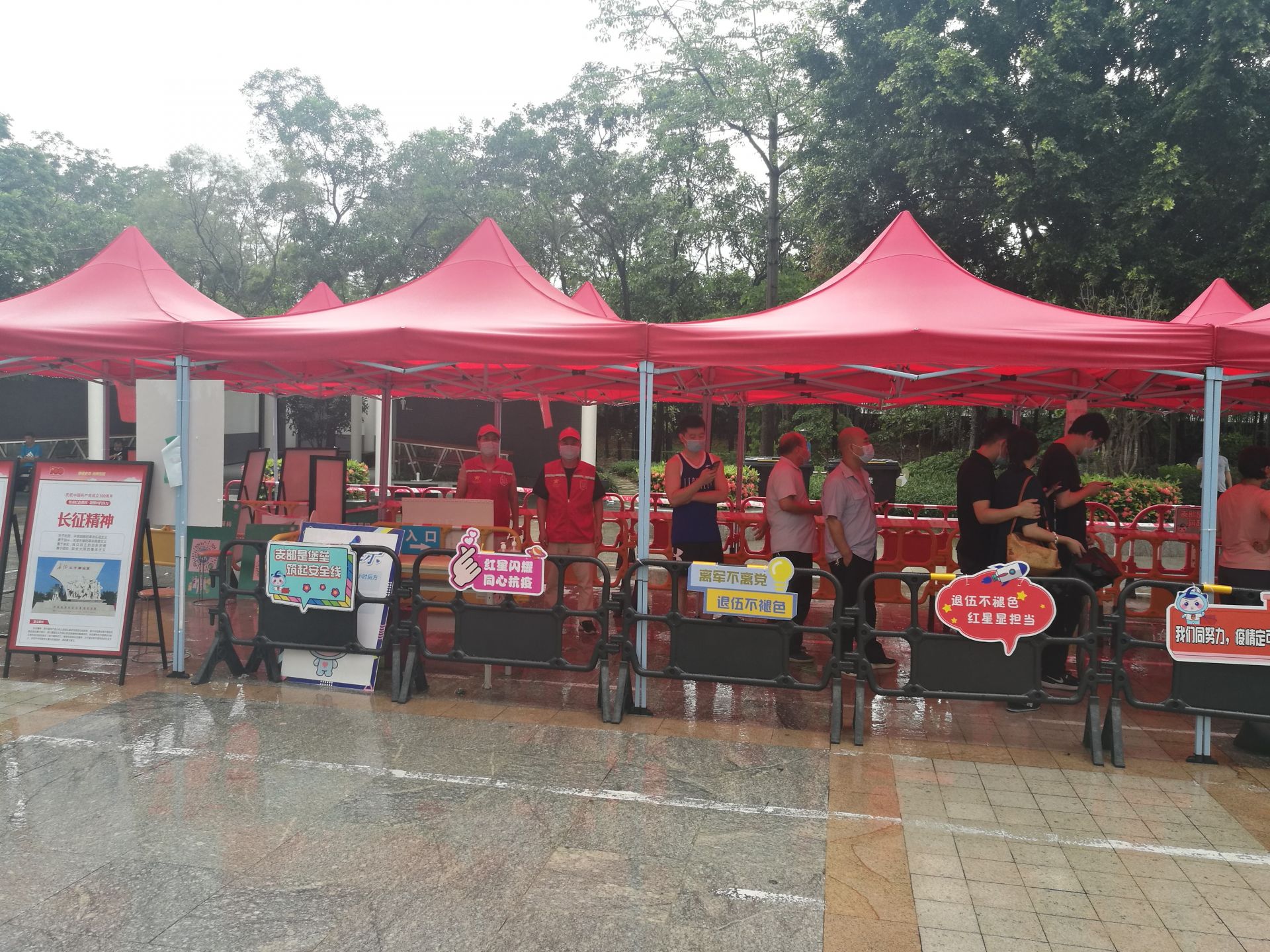 风雨无阻 初心如磐 福保街道核酸采样点退役军人扛起疫情防控一线担当