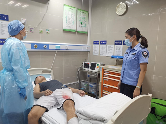 路遇受伤群众，公明网格员及时送医  