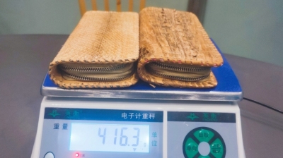 两个钱包被广州海关查获，竟由蛇皮、鳄鱼皮制成！