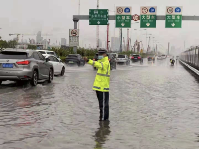 深圳近期降雨频密，交警提醒注意行车安全