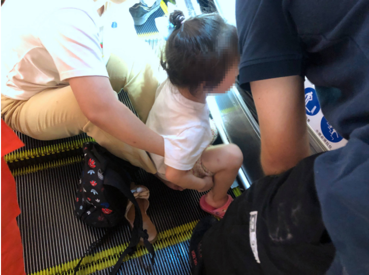 惊险！深圳一4岁女孩被扶梯卡住脚，深圳消防1小时紧急救援…