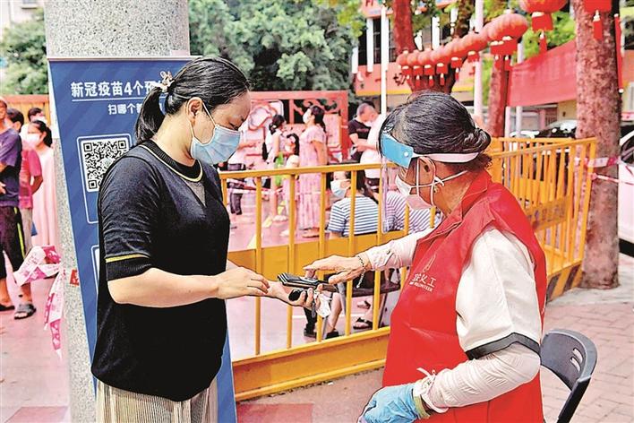 海滨社区核酸检测点制作绿色爱心贴 方便居民快速通行