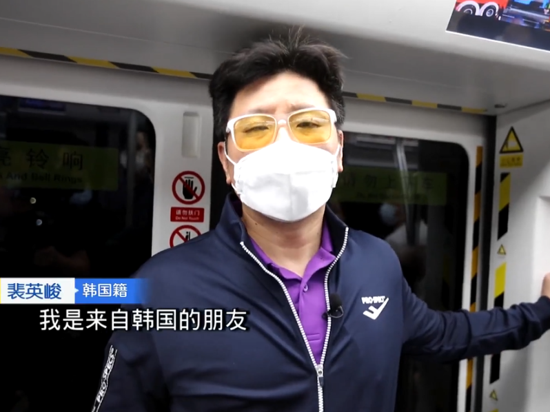 夜访地铁里的“较真”青年 | 老外在深圳看到的中共党员