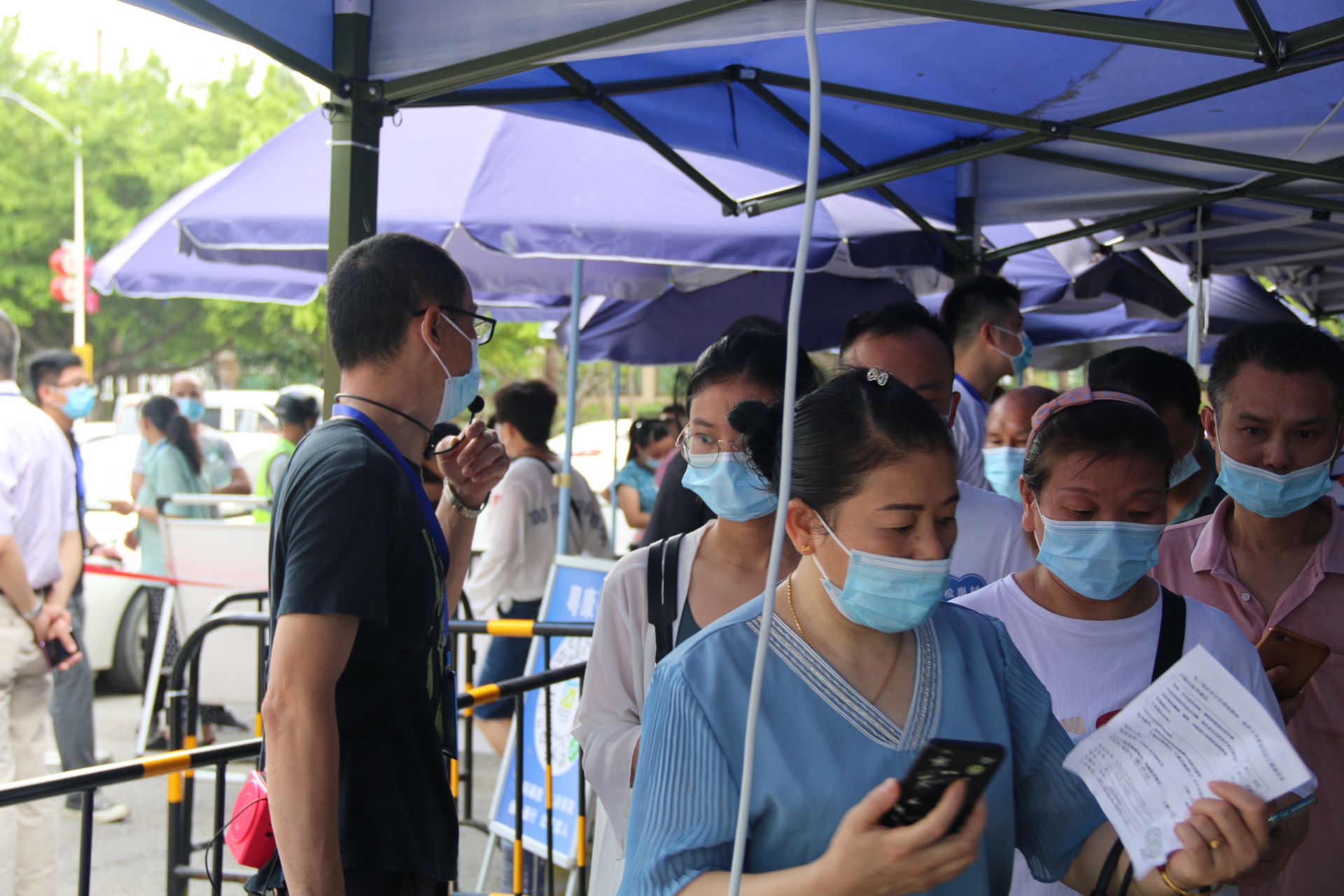 东莞市清溪镇新冠疫苗接种台前后，他们忙碌的身影“真美”