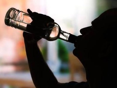 男子赴宴后醉驾身亡，同桌喝酒好友劝阻不彻底遭家属起诉！法院判了